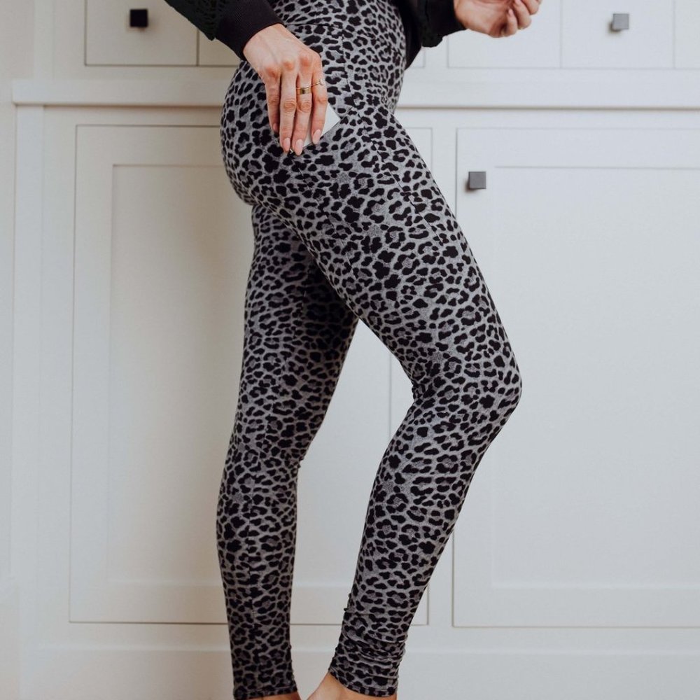 Sassy Grey Leopard Pocket Solid Leggings